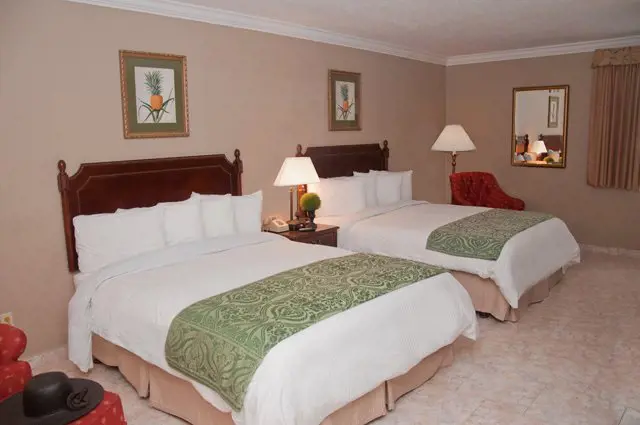 A double bed room with a private bathroom at Runway Inn 