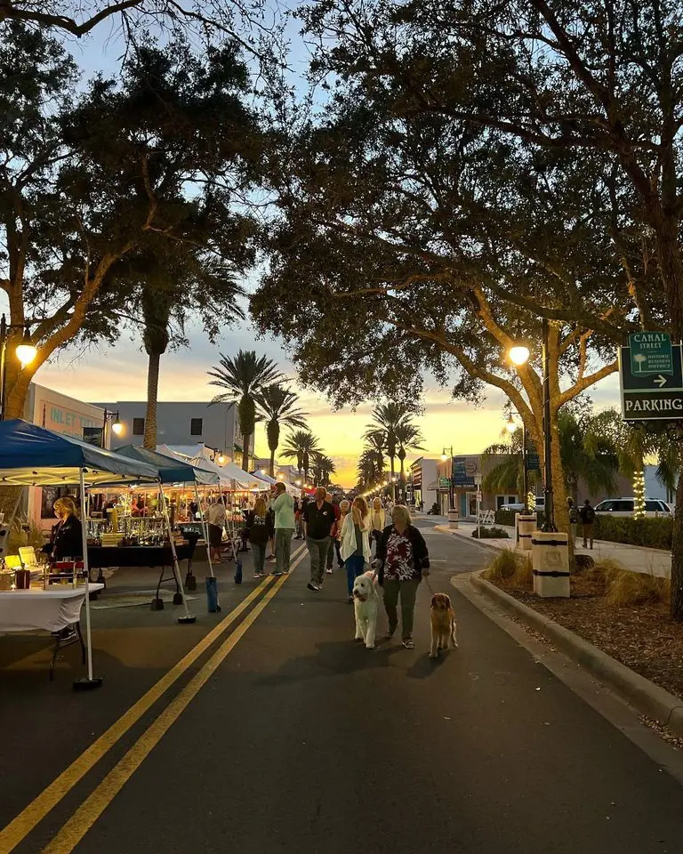 Canal Street during the nights look lively