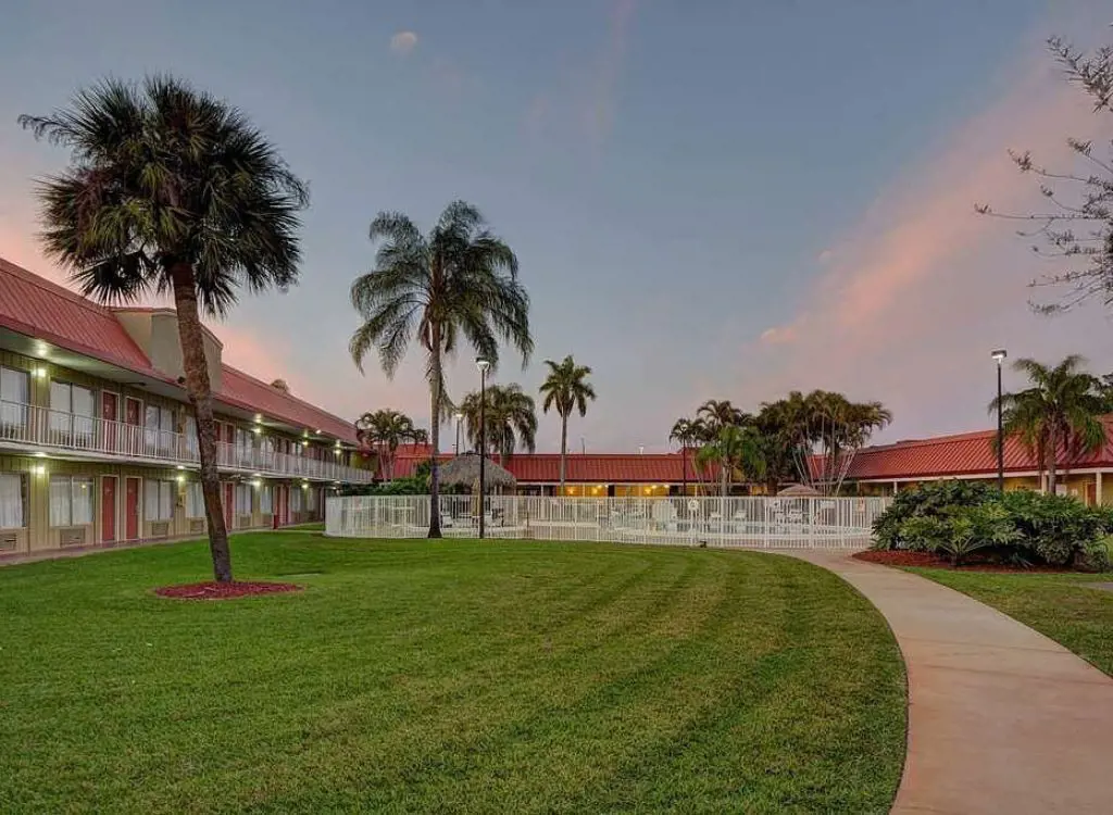 This hotels provides pet accommodation for a small fee